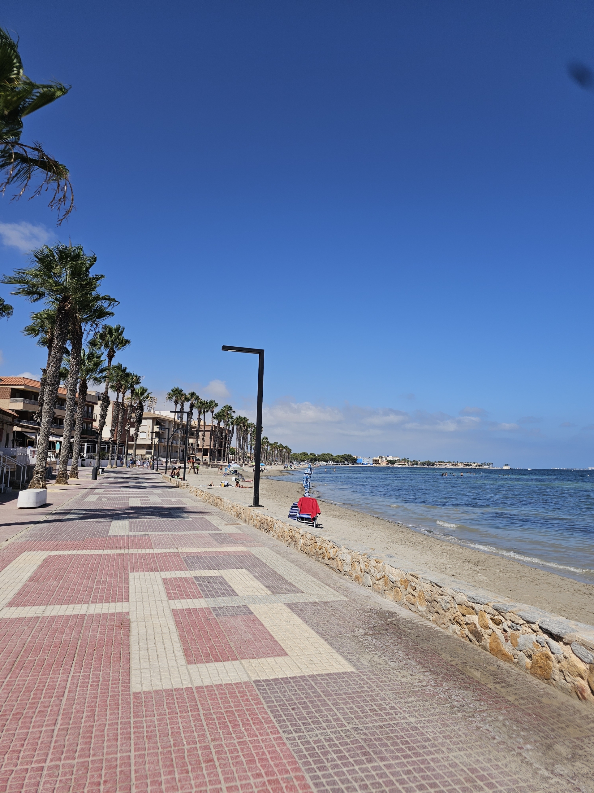 LF0016 (94) A unique opportunity you don't want to miss! Fully furnished apartments just a 3-minute walk from the beach, offering numerous extras.